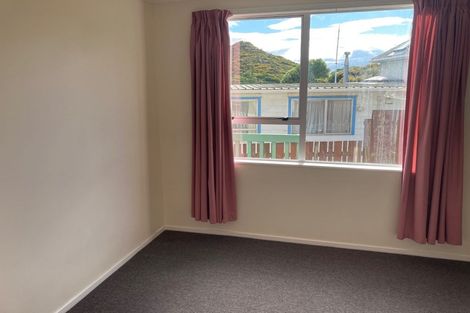 Photo of property in 35a Edgecombe Street, Newlands, Wellington, 6037