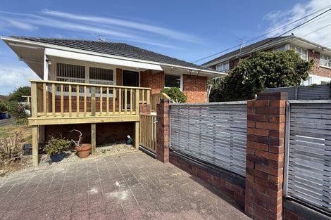 Photo of property in 1/40 Ocean View Road, Northcote, Auckland, 0627