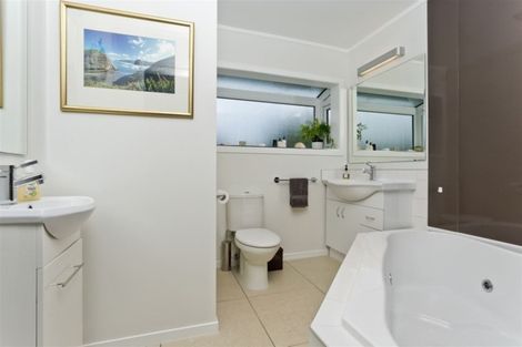 Photo of property in 2/10a Wernham Place, Northcote, Auckland, 0626