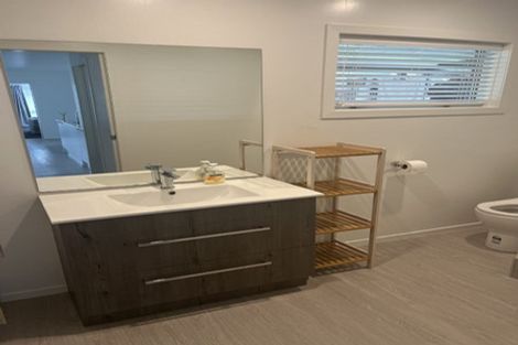 Photo of property in 16 Thorburn Avenue, Red Beach, 0932