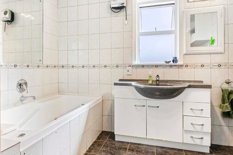 Photo of property in 53 Taikata Road, Te Atatu Peninsula, Auckland, 0610