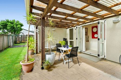 Photo of property in 15 Huntaway Lane, Te Atatu Peninsula, Auckland, 0610