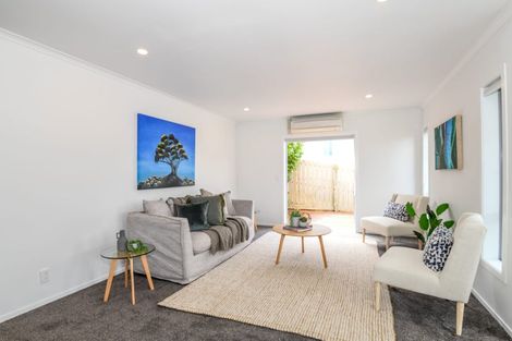 Photo of property in 75 Dress Circle, Newlands, Wellington, 6037