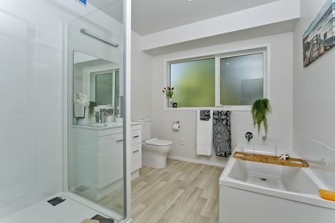 Photo of property in 2/35 Glenvar Road, Torbay, Auckland, 0630