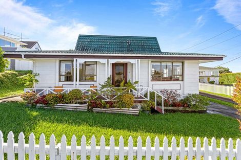 Photo of property in 2/4 Ross Avenue, Glenfield, Auckland, 0629