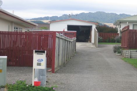 Photo of property in 2 Golf Road, Paraparaumu Beach, Paraparaumu, 5032