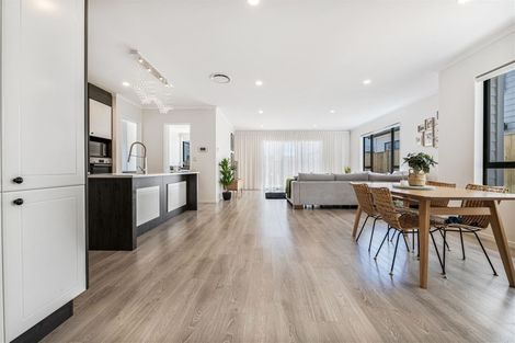 Photo of property in 11 Bunbeg Crescent, Flat Bush, Auckland, 2019