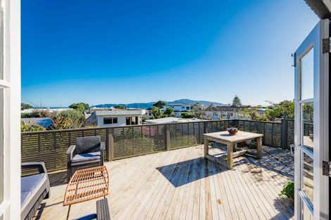 Photo of property in 118 Seaview Road, Paraparaumu Beach, Paraparaumu, 5032