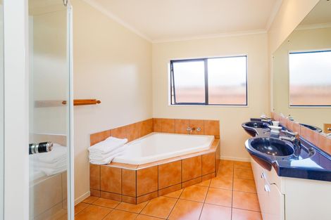 Photo of property in 16 Sycamore Crescent, Fitzherbert, Palmerston North, 4410