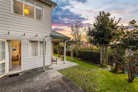 Photo of property in 2/30 Sunset Road, Unsworth Heights, Auckland, 0632