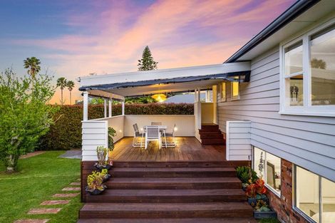 Photo of property in 4 Maunder Place, New Lynn, Auckland, 0600