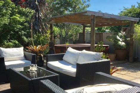 Photo of property in 17 Bertram Road, Kawakawa Bay, Papakura, 2585