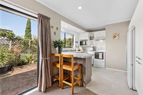 Photo of property in 1 Spears Place, Botany Downs, Auckland, 2010