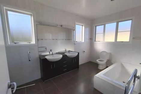 Photo of property in 56 Moyrus Crescent, East Tamaki Heights, Auckland, 2016