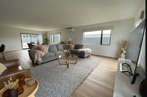 Photo of property in 19 Cassin Place, Taradale, 4112