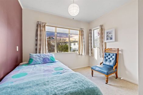 Photo of property in 2/30 Sunset Road, Unsworth Heights, Auckland, 0632