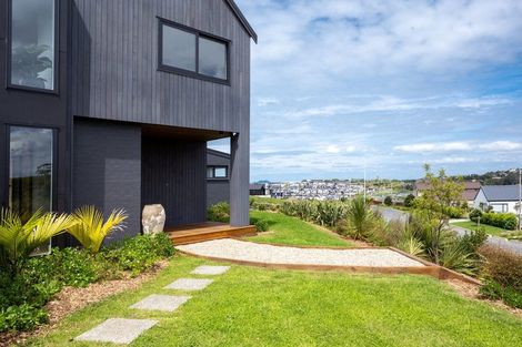 Photo of property in 9 Ridgelea Road, Long Bay, 0792