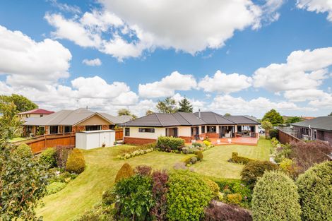 Photo of property in 16 Sycamore Crescent, Fitzherbert, Palmerston North, 4410