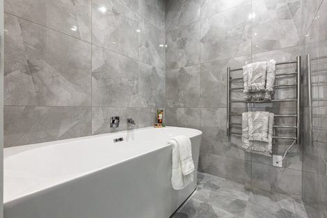 Photo of property in 8a Crispe Road, Clarks Beach, 2122