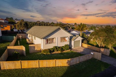 Photo of property in 11 Killygordon Place, Massey, Auckland, 0614