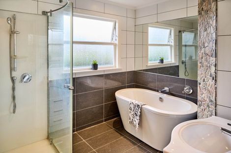 Photo of property in 32 Wai-iti Crescent, Woburn, Lower Hutt, 5010