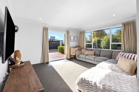 Photo of property in 12 Rosanna Place, Aranui, Christchurch, 8061