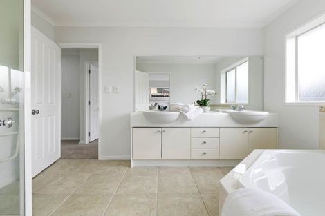 Photo of property in 8 Willowbank Close, East Tamaki Heights, Auckland, 2016