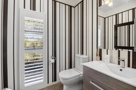 Photo of property in 28 Connemara Court, West Harbour, Auckland, 0618