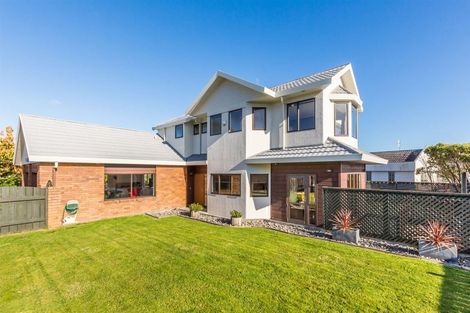 Photo of property in 2 Saunders Close, Whitby, Porirua, 5024