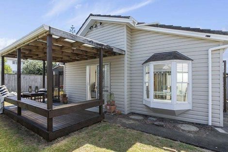 Photo of property in 2/5 Wanaka Place, Pakuranga Heights, Auckland, 2010