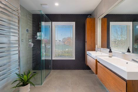 Photo of property in 33 Lewisham Park, St Albans, Christchurch, 8052