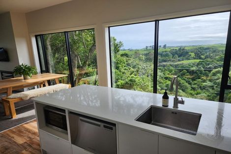 Photo of property in 2 Wairau Road, Oakura, 4374