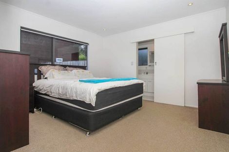 Photo of property in 1/2 Fernlea Rise, Bayview, Auckland, 0629