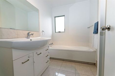 Photo of property in 3 Lori Place, Massey, Auckland, 0614