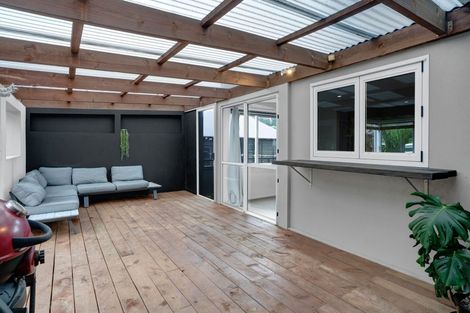 Photo of property in 70 Seaview Road, Marfell, New Plymouth, 4310