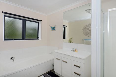 Photo of property in 24 Harbour View Road, Northland, Wellington, 6012