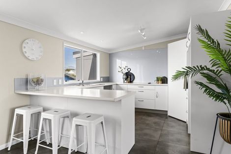 Photo of property in 9 Calvert Road, Moturoa, New Plymouth, 4310