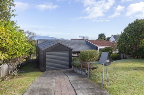 Photo of property in 30a Kakariki Grove, Waikanae, 5036