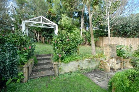 Photo of property in 64 Selwyn Crescent, Forrest Hill, Auckland, 0620