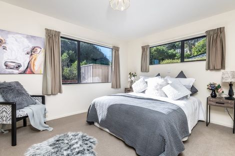 Photo of property in 7a Lyndfield Lane, Newlands, Wellington, 6037