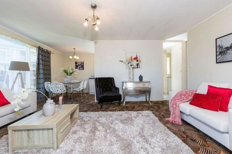 Photo of property in 17 Magdalen Place, West Harbour, Auckland, 0618