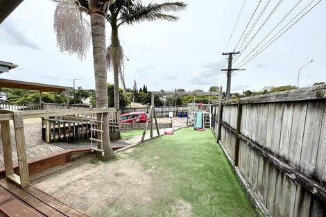 Photo of property in 5 Trengove Place, West Harbour, Auckland, 0618