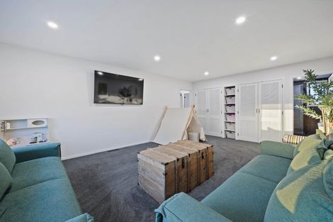 Photo of property in 2 Somerville Road, Shelly Park, Auckland, 2014