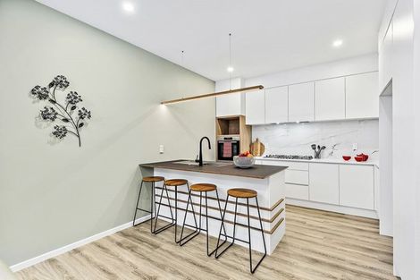 Photo of property in 10 Vinistra Road, Kumeu, 0810