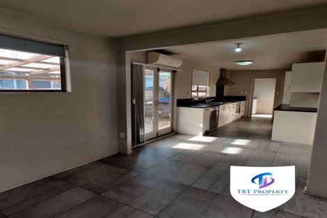 Photo of property in 2/41 Challen Close, Conifer Grove, Takanini, 2112