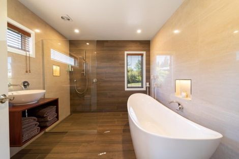 Photo of property in 14 Milward Place, Kelvin Heights, Queenstown, 9300