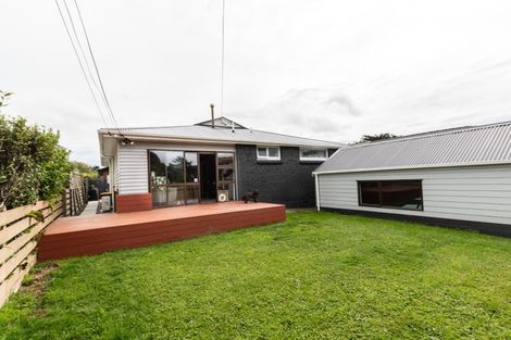 Photo of property in 9 Pinkerton Grove, Newlands, Wellington, 6037