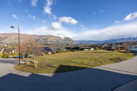Photo of property in 5 Karearea Rise, Wanaka, 9305