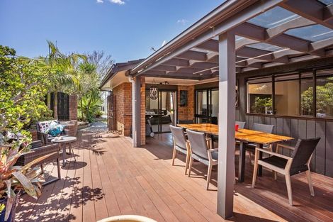 Photo of property in 10 St Simon Place, Botany Downs, Auckland, 2010