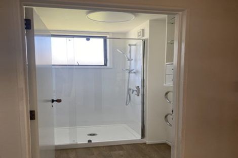 Photo of property in 25a/5 Beach Road, Te Atatu Peninsula, Auckland, 0610